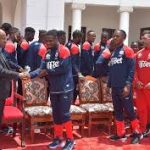 Rais Mwinyi pamoja na wachezaji wa simba sports club