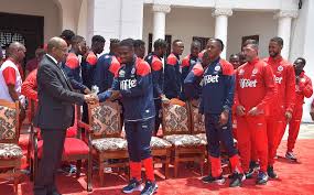 Rais Mwinyi pamoja na wachezaji wa simba sports club
