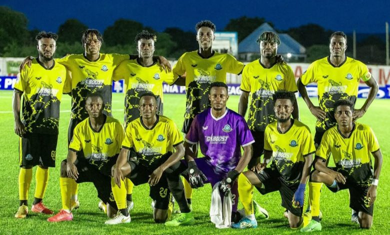 BREAKING: FIFA imewaondolea Singida Black Stars,adhabu ya kutosajili baada ya kulipa madeni yote ya wachazaji wao watatu. Awali Singida walikumbana na Rungu la FIFA baada ya kushindwa kulipa Stahiki za wachezaji wao watatu ambao ni Mbaraka Hamza,Amade Momade na Manu Bola. Ila kwa sasa Singida wako huru kusajili kwani kila kitu kimewekwa sawa🖐️