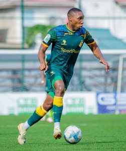 Mzize kwa Sasa ni Lulu Hivyo Hauzwi Kwa hasara, Thamani Yapanda Zaidi CHAN Yanga wanaamini thamani ya Mzize inazidi kupanda siku hadi siku kutokana na kiwango cha Mzize kwenye michuano ya CHAN. Kabla ya CHAN kuanza Yanga walikadiria Mzize ana thamani ya $1m ila kutokana na kiwango chake kwa siku za hivi karibuni Yanga wanahisi thamani yake imepanda zaidi na kama ataendelea kukiwasha basi thamani yake itapanda zaidi hadi $2m. Mauzo ya wachezaji ni biashara kubwa duniani,thamani za wachezaji zinabadilika kila kukicha kutokana na viwango vyao,Yanga pia wanalijua hilo. Mzize kwa sasa ni Lulu hivyo hauzwi kwa hasara.