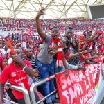 Mmesikia Huko? Mashabiki wa Simba Wamgomea Kiongozi Kuingia Bure Kwa Mkapa